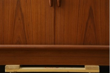 デンマークヴィンテージ　美品　Dyrlund(デューロン)　チーク材　丸みのあるシルエットが美しいシャッター扉(蛇腹扉)のサイドボード　(S-086930)