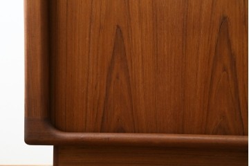 デンマークヴィンテージ　美品　Dyrlund(デューロン)　チーク材　丸みのあるシルエットが美しいシャッター扉(蛇腹扉)のサイドボード　(S-086930)