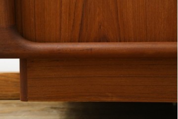 デンマークヴィンテージ　美品　Dyrlund(デューロン)　チーク材　丸みのあるシルエットが美しいシャッター扉(蛇腹扉)のサイドボード　(S-086930)