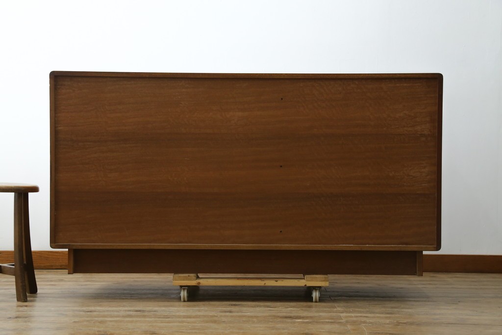 デンマークヴィンテージ　美品　Dyrlund(デューロン)　チーク材　丸みのあるシルエットが美しいシャッター扉(蛇腹扉)のサイドボード　(S-086930)