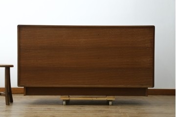 デンマークヴィンテージ　美品　Dyrlund(デューロン)　チーク材　丸みのあるシルエットが美しいシャッター扉(蛇腹扉)のサイドボード　(S-086930)