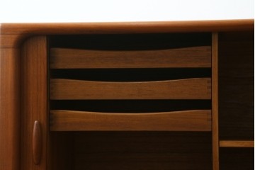 デンマークヴィンテージ　美品　Dyrlund(デューロン)　チーク材　丸みのあるシルエットが美しいシャッター扉(蛇腹扉)のサイドボード　(S-086930)