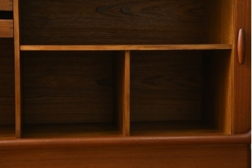 デンマークヴィンテージ　美品　Dyrlund(デューロン)　チーク材　丸みのあるシルエットが美しいシャッター扉(蛇腹扉)のサイドボード　(S-086930)