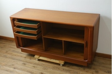 デンマークヴィンテージ　美品　Dyrlund(デューロン)　チーク材　丸みのあるシルエットが美しいシャッター扉(蛇腹扉)のサイドボード　(S-086930)