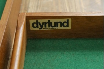 デンマークヴィンテージ　美品　Dyrlund(デューロン)　チーク材　丸みのあるシルエットが美しいシャッター扉(蛇腹扉)のサイドボード　(S-086930)