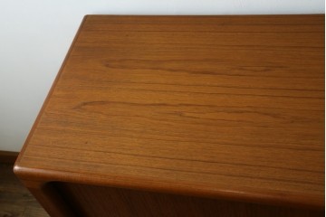 デンマークヴィンテージ　美品　Dyrlund(デューロン)　チーク材　丸みのあるシルエットが美しいシャッター扉(蛇腹扉)のサイドボード　(S-086930)