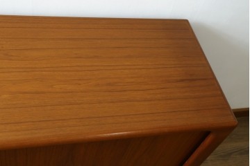 デンマークヴィンテージ　美品　Dyrlund(デューロン)　チーク材　丸みのあるシルエットが美しいシャッター扉(蛇腹扉)のサイドボード　(S-086930)