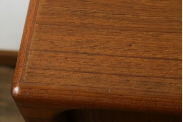 デンマークヴィンテージ　美品　Dyrlund(デューロン)　チーク材　丸みのあるシルエットが美しいシャッター扉(蛇腹扉)のサイドボード　(S-086930)