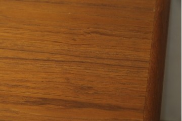デンマークヴィンテージ　美品　Dyrlund(デューロン)　チーク材　丸みのあるシルエットが美しいシャッター扉(蛇腹扉)のサイドボード　(S-086930)