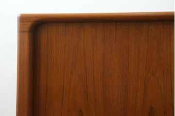 デンマークヴィンテージ　美品　Dyrlund(デューロン)　チーク材　丸みのあるシルエットが美しいシャッター扉(蛇腹扉)のサイドボード　(S-086930)