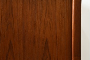 デンマークヴィンテージ　美品　Dyrlund(デューロン)　チーク材　丸みのあるシルエットが美しいシャッター扉(蛇腹扉)のサイドボード　(S-086930)
