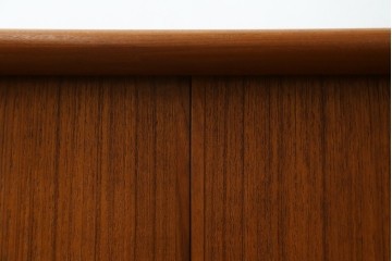 デンマークヴィンテージ　美品　Dyrlund(デューロン)　チーク材　丸みのあるシルエットが美しいシャッター扉(蛇腹扉)のサイドボード　(S-086930)