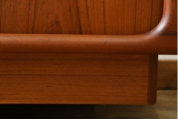 デンマークヴィンテージ　美品　Dyrlund(デューロン)　チーク材　丸みのあるシルエットが美しいシャッター扉(蛇腹扉)のサイドボード　(S-086930)