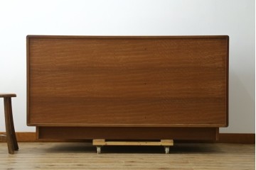 デンマークヴィンテージ　美品　Dyrlund(デューロン)　チーク材　丸みのあるシルエットが美しいシャッター扉(蛇腹扉)のサイドボード　(S-086930)