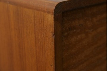 デンマークヴィンテージ　美品　Dyrlund(デューロン)　チーク材　丸みのあるシルエットが美しいシャッター扉(蛇腹扉)のサイドボード　(S-086930)