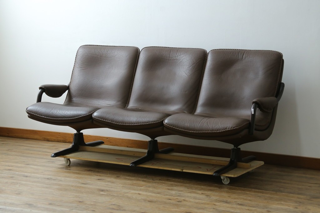 デンマークヴィンテージ　超美品!!　BERG Furniture(ベルグファニチャー)　しっかりとした本革シートと脚部のデザインが魅力の3人掛けソファ　(S-086931)