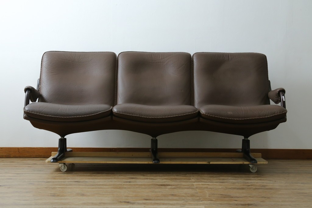 デンマークヴィンテージ　超美品!!　BERG Furniture(ベルグファニチャー)　しっかりとした本革シートと脚部のデザインが魅力の3人掛けソファ　(S-086931)