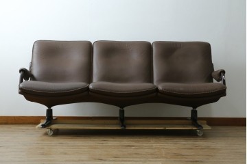 デンマークヴィンテージ　超美品!!　BERG Furniture(ベルグファニチャー)　しっかりとした本革シートと脚部のデザインが魅力の3人掛けソファ　(S-086931)