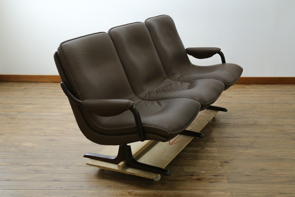デンマークヴィンテージ　超美品!!　BERG Furniture(ベルグファニチャー)　しっかりとした本革シートと脚部のデザインが魅力の3人掛けソファ　(S-086931)
