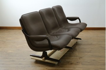 デンマークヴィンテージ　超美品!!　BERG Furniture(ベルグファニチャー)　しっかりとした本革シートと脚部のデザインが魅力の3人掛けソファ　(S-086931)
