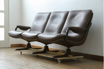 デンマークヴィンテージ　超美品!!　BERG Furniture(ベルグファニチャー)　しっかりとした本革シートと脚部のデザインが魅力の3人掛けソファ　(S-086931)