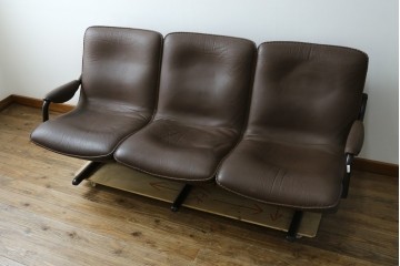 デンマークヴィンテージ　超美品!!　BERG Furniture(ベルグファニチャー)　しっかりとした本革シートと脚部のデザインが魅力の3人掛けソファ　(S-086931)