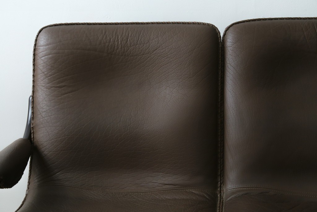 デンマークヴィンテージ　超美品!!　BERG Furniture(ベルグファニチャー)　しっかりとした本革シートと脚部のデザインが魅力の3人掛けソファ　(S-086931)