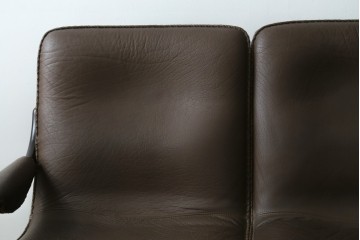 デンマークヴィンテージ　超美品!!　BERG Furniture(ベルグファニチャー)　しっかりとした本革シートと脚部のデザインが魅力の3人掛けソファ　(S-086931)