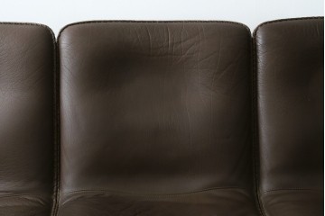 デンマークヴィンテージ　超美品!!　BERG Furniture(ベルグファニチャー)　しっかりとした本革シートと脚部のデザインが魅力の3人掛けソファ　(S-086931)