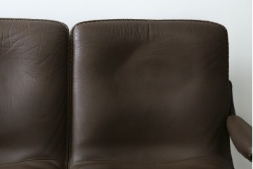 デンマークヴィンテージ　超美品!!　BERG Furniture(ベルグファニチャー)　しっかりとした本革シートと脚部のデザインが魅力の3人掛けソファ　(S-086931)