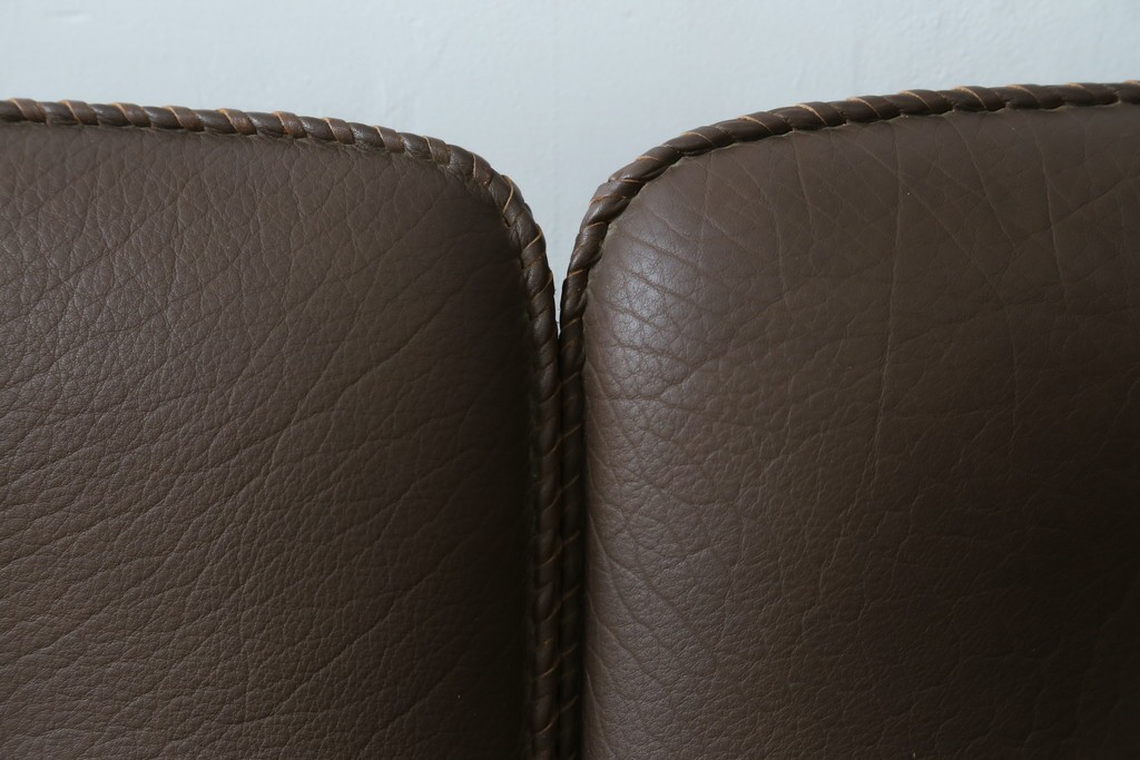 デンマークヴィンテージ　超美品!!　BERG Furniture(ベルグファニチャー)　しっかりとした本革シートと脚部のデザインが魅力の3人掛けソファ　(S-086931)