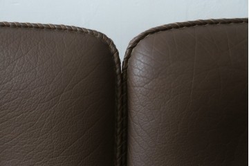 デンマークヴィンテージ　超美品!!　BERG Furniture(ベルグファニチャー)　しっかりとした本革シートと脚部のデザインが魅力の3人掛けソファ　(S-086931)