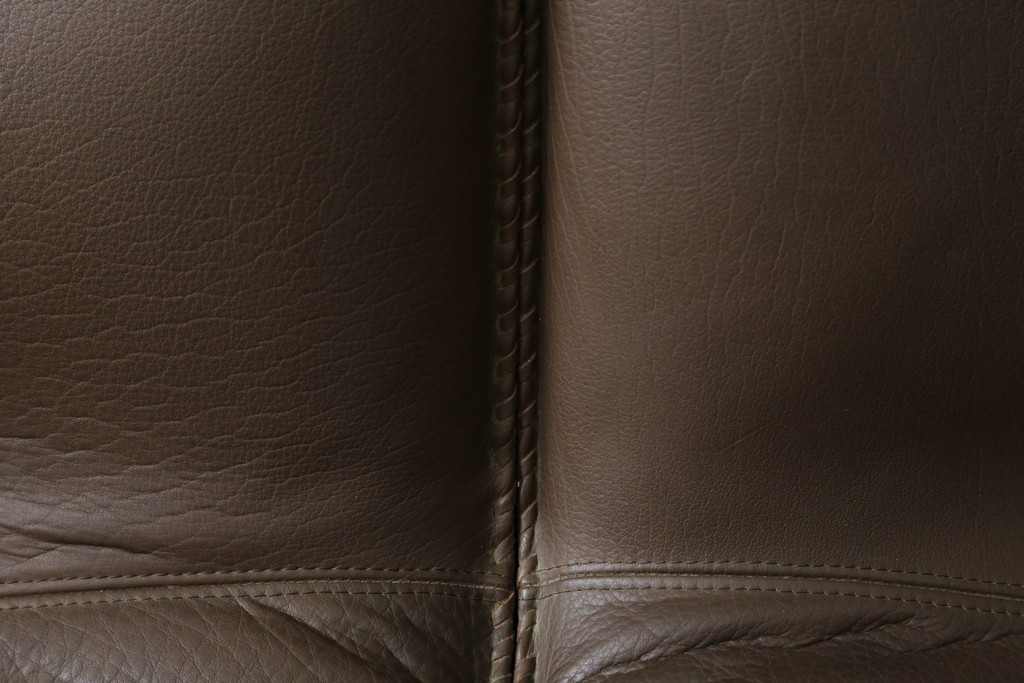 デンマークヴィンテージ　超美品!!　BERG Furniture(ベルグファニチャー)　しっかりとした本革シートと脚部のデザインが魅力の3人掛けソファ　(S-086931)