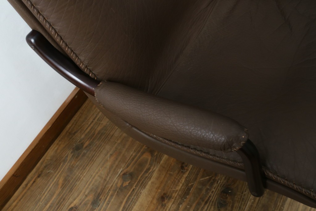 デンマークヴィンテージ　超美品!!　BERG Furniture(ベルグファニチャー)　しっかりとした本革シートと脚部のデザインが魅力の3人掛けソファ　(S-086931)