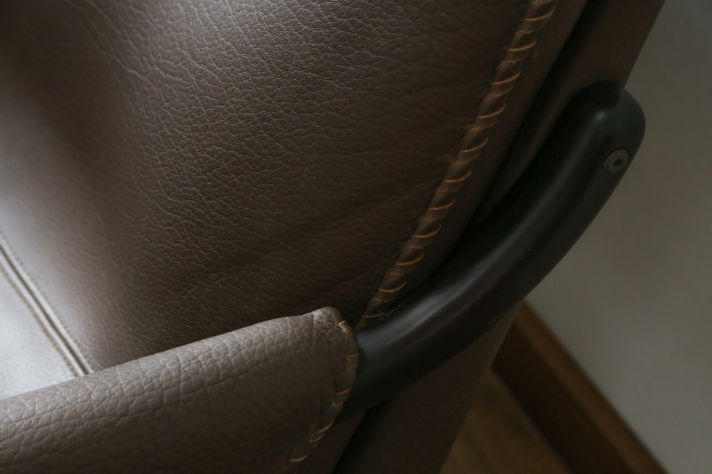 デンマークヴィンテージ　超美品!!　BERG Furniture(ベルグファニチャー)　しっかりとした本革シートと脚部のデザインが魅力の3人掛けソファ　(S-086931)