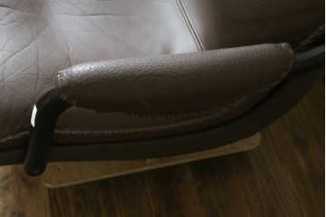 デンマークヴィンテージ　超美品!!　BERG Furniture(ベルグファニチャー)　しっかりとした本革シートと脚部のデザインが魅力の3人掛けソファ　(S-086931)