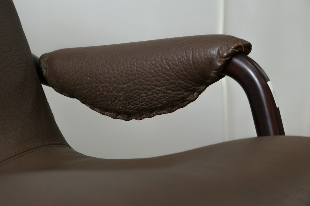 デンマークヴィンテージ　超美品!!　BERG Furniture(ベルグファニチャー)　しっかりとした本革シートと脚部のデザインが魅力の3人掛けソファ　(S-086931)