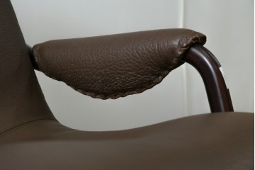 デンマークヴィンテージ　超美品!!　BERG Furniture(ベルグファニチャー)　しっかりとした本革シートと脚部のデザインが魅力の3人掛けソファ　(S-086931)