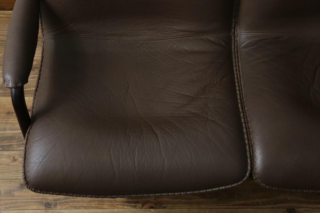 デンマークヴィンテージ　超美品!!　BERG Furniture(ベルグファニチャー)　しっかりとした本革シートと脚部のデザインが魅力の3人掛けソファ　(S-086931)