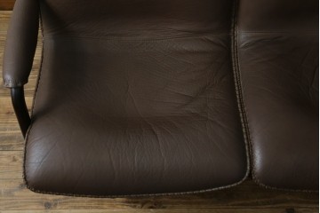 デンマークヴィンテージ　超美品!!　BERG Furniture(ベルグファニチャー)　しっかりとした本革シートと脚部のデザインが魅力の3人掛けソファ　(S-086931)