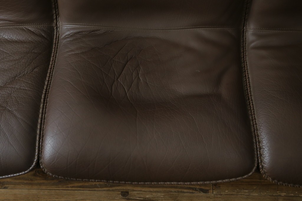 デンマークヴィンテージ　超美品!!　BERG Furniture(ベルグファニチャー)　しっかりとした本革シートと脚部のデザインが魅力の3人掛けソファ　(S-086931)