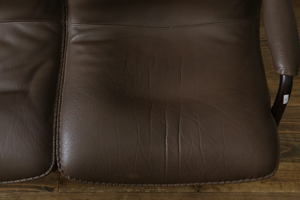 デンマークヴィンテージ　超美品!!　BERG Furniture(ベルグファニチャー)　しっかりとした本革シートと脚部のデザインが魅力の3人掛けソファ　(S-086931)