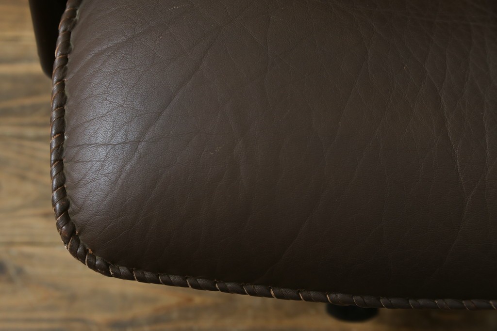 デンマークヴィンテージ　超美品!!　BERG Furniture(ベルグファニチャー)　しっかりとした本革シートと脚部のデザインが魅力の3人掛けソファ　(S-086931)