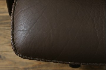 デンマークヴィンテージ　超美品!!　BERG Furniture(ベルグファニチャー)　しっかりとした本革シートと脚部のデザインが魅力の3人掛けソファ　(S-086931)