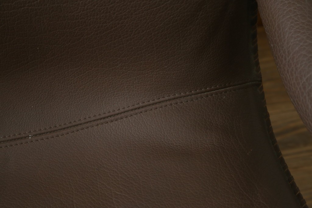 デンマークヴィンテージ　超美品!!　BERG Furniture(ベルグファニチャー)　しっかりとした本革シートと脚部のデザインが魅力の3人掛けソファ　(S-086931)