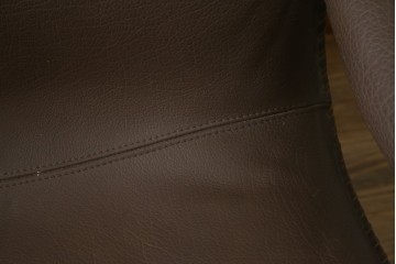 デンマークヴィンテージ　超美品!!　BERG Furniture(ベルグファニチャー)　しっかりとした本革シートと脚部のデザインが魅力の3人掛けソファ　(S-086931)