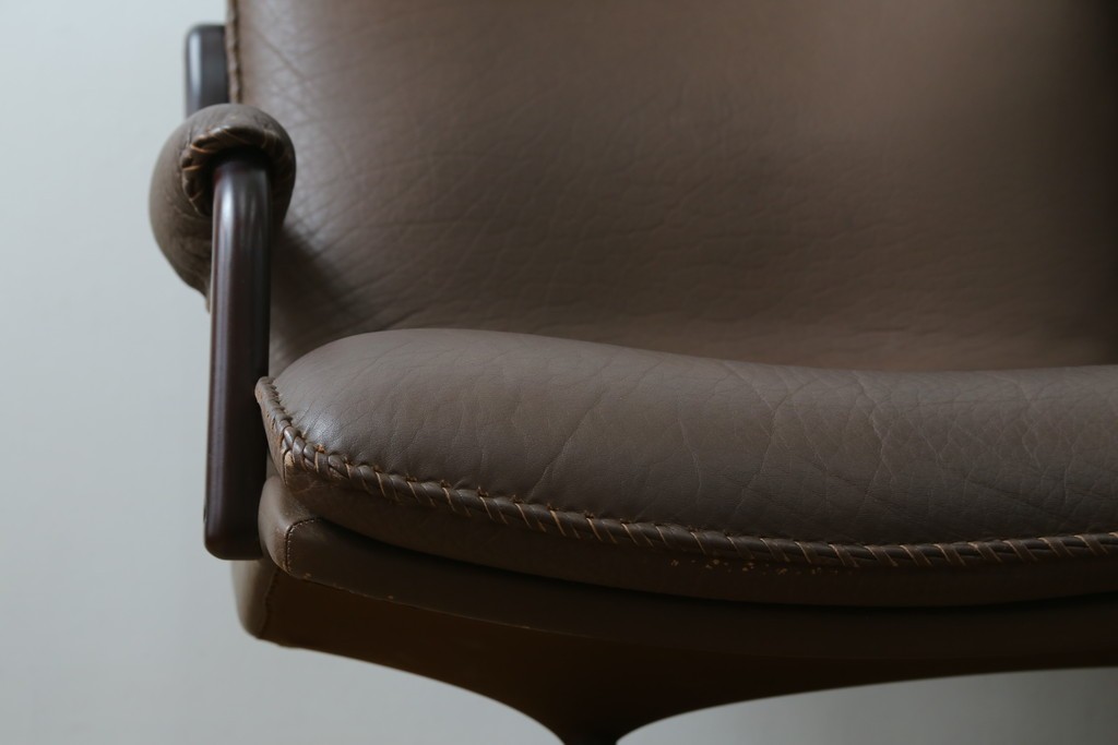 デンマークヴィンテージ　超美品!!　BERG Furniture(ベルグファニチャー)　しっかりとした本革シートと脚部のデザインが魅力の3人掛けソファ　(S-086931)