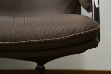 デンマークヴィンテージ　超美品!!　BERG Furniture(ベルグファニチャー)　しっかりとした本革シートと脚部のデザインが魅力の3人掛けソファ　(S-086931)