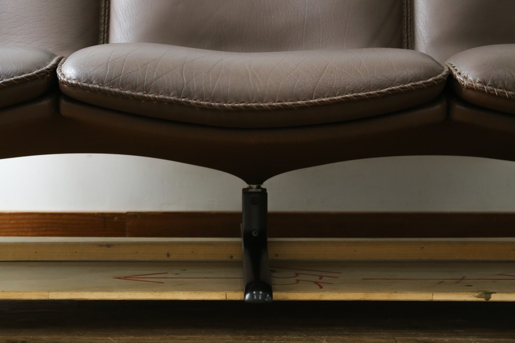 デンマークヴィンテージ　超美品!!　BERG Furniture(ベルグファニチャー)　しっかりとした本革シートと脚部のデザインが魅力の3人掛けソファ　(S-086931)