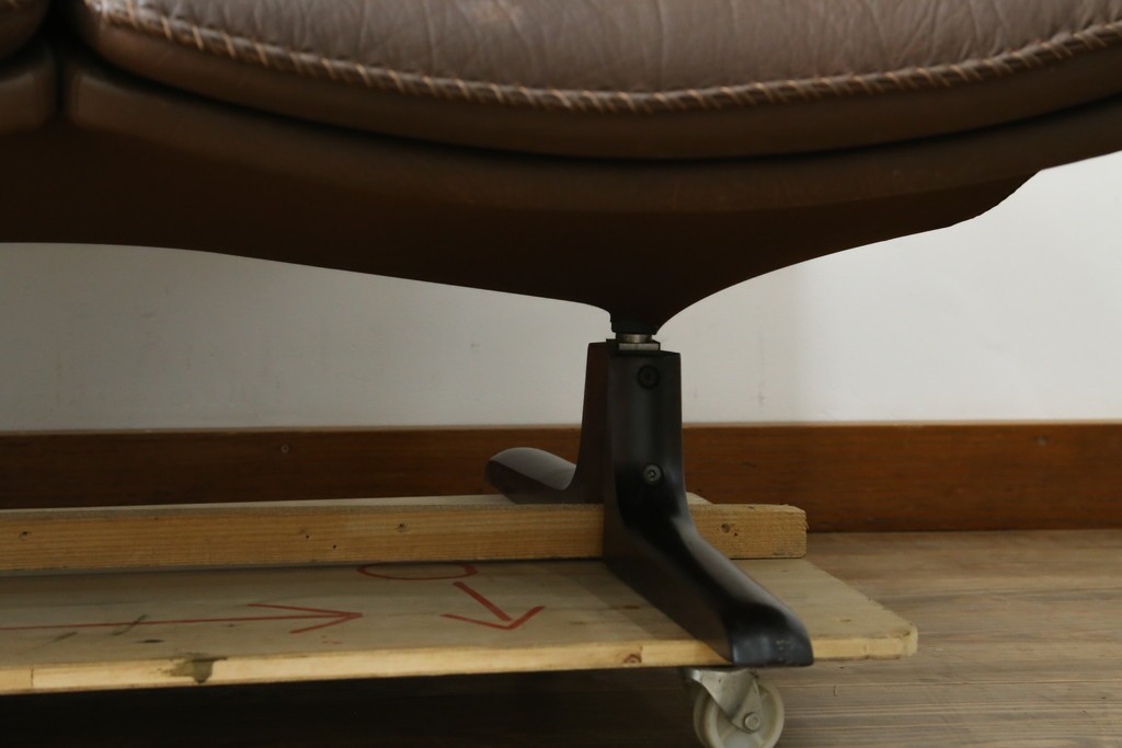 デンマークヴィンテージ　超美品!!　BERG Furniture(ベルグファニチャー)　しっかりとした本革シートと脚部のデザインが魅力の3人掛けソファ　(S-086931)